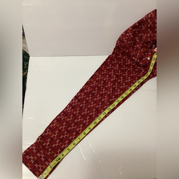 Cinch Women's Burgundy Patterned Button Down Shirt Size Large - Picture 10 of 10